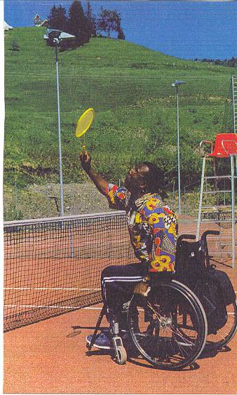 Photo du Magazine Suisse ILLUSTRE du 27 juin 1996 page 17 lors d'un match de badminton. Robinson ne se sent pas comme un malade 